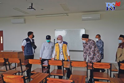 Direktur Prasarana Strategis Direktorat Jenderal Ditjen Cipta Karya Kementerian PUPR, Ir. Essy Asiah bersama Rektor Untidar Magelang Prof. Dr. Ir. Mukh. Arifin mengecek gedung baru di Kampus Sidotopo, kemarin (22/11). (Istimewa)