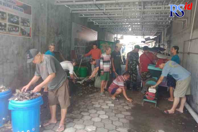 SEMUA BERGUNA : Warga RW 05 Kelurahan Karangayu Kecamatan Semarang Barat mengolah segala limbah mangga jadi pupuk kompos. (FIGUR RONGGO WASSALIM/ JAWA POS RADAR SEMARANG)