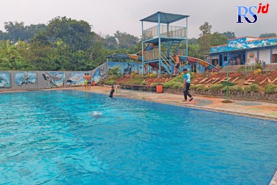 Kolam renang Simpleng di Desa Gondosuli, Kecamatan Bulu, Kabupaten Temanggung yang dikelola BUMDes. (ADDIN ALFATH/ JAWA POS RADAR SEMARANG)