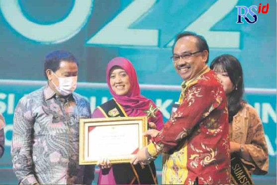 PENGGERAK LITERASI : Bunda Literasi Kabupaten Magelang Christanti Zaenal Arifin menerima penghargaan NJDP 2022 kategori Tokoh Masyarakat dari Perpustakaan Nasional, Senin (14/11) di Integrity Convention Centre (ICC) MGK, Kemayoran, Jakarta.  (IST)