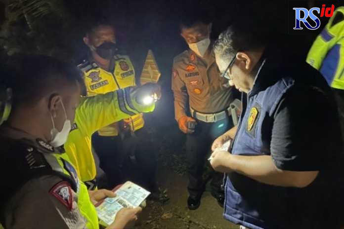 Kapolres Wonogiri AKBP Dydit Dwi Susanto memimpin evakuasi korban di TKP kecelakaan, Senin (21/11). (Dok. Polres Wonogiri)