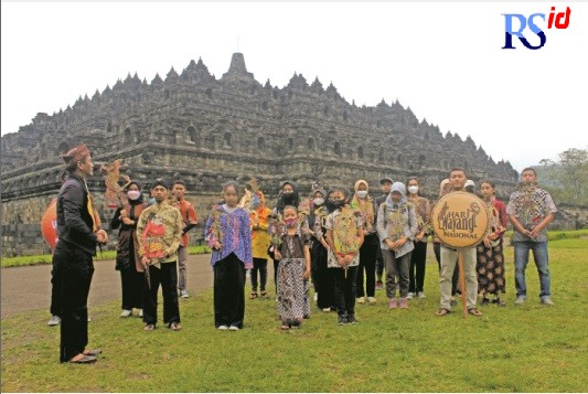 LAKU WAYANG: Peserta meditation walk berjalan kaki mengelilingi Candi Borobudur satu kali putaran sambil membawa wayang. Lalu berkumpul dan berdoa bersama. (ROFIK SYARIF G P/RADAR MAGELANG)