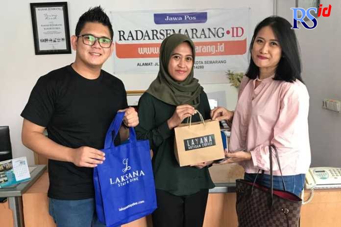 Aji dan Yuni Manicha menyerahkan cinderamata kepada Bella, staf redaksi Jawa Pos Radar Semarang. (MARISKA/RADARSEMARANG.ID)