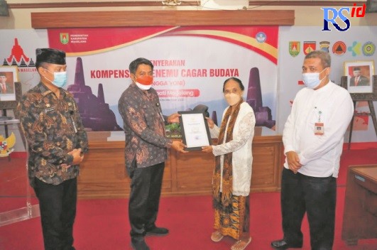 APRESIASI : Bupati Magelang Zaenal Arifin didampingi Plt Kepala Balai Pelestarian Kebudayaan wilayah X Jateng-Yogyakarta Sukronedi menyerahkan kompensasi kepada keluarga FX Wahyanto yang diwakili istrinya  Supriyati, Kamis (24/11). (IST)