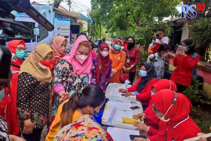 TEKAN INFLASI: Plt Wali Kota Semarang Hevearita Gunaryanti Rahayu ketika membuka operasi pasar di Kelurahan Rejosari, Semarang Timur, Jumat (11/11). (ADENNYAR WYCAKSONO/JAWA POS RADAR SEMARANG)