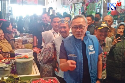 Menteri Perdagangan Zulkifli Hasan saat memantau harga bahan kebutuhan pokok di Pasar Kertek Wonosobo Selasa (1/11). (Sigit Rahmanto/Jawa Pos Radar Semarang)