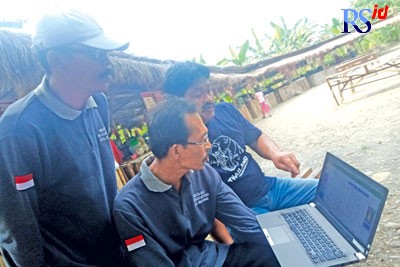 Pengelola Dung Tungkul di RW 10 Kelurahan Meteseh, Kecamatan Tembalang membuat aplikasi untuk membantu pencatatan keuangan. (FIGUR RONGGO WASSALIM/ JAWA POS RADAR SEMARANG)