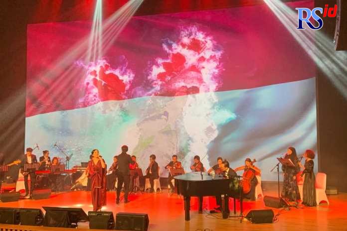 ISN Orchestra membawakan lagu bertemakan semangat dan cinta tanah air untuk membangkitkan nasionalime. (KHAFIFAH ARINI PUTRI/JAWA POS RADAR SEMARANG)