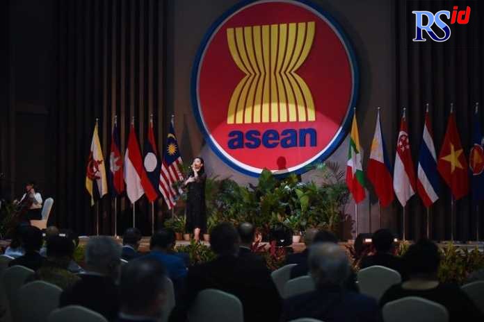 DOKISN Orchestra saat tampil di Vietnam. (Istimewa)