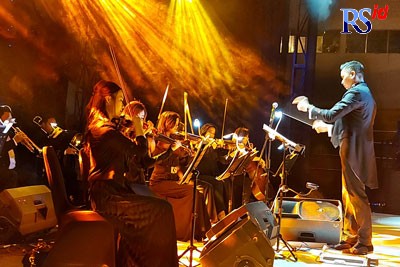 Stradivari Orchestra tampil apik di atas panggung Magelang Night Orkestra Bangga Magelang, di GOR Samapta, Minggu (13/11). (PUPUT PUSPITASARI/JAWA POS RADAR SEMARANG)