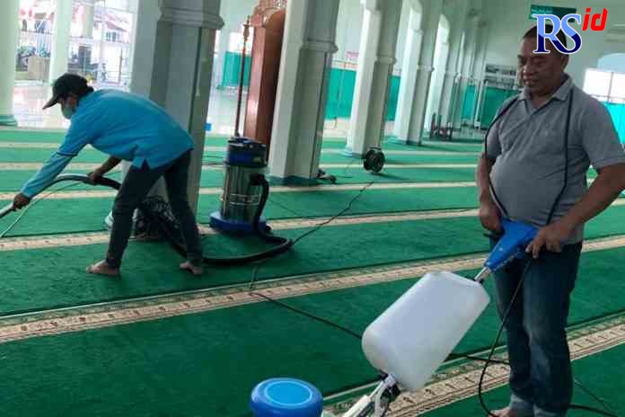 BERSIHKAN MASJID : Warga RW 10 Kelurahan Panggung Lor sedang membersihkan masjid yang letaknya tak jauh dari gereja dan kelenteng.(IST)