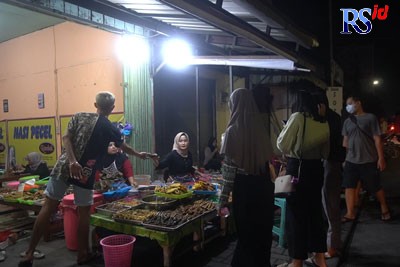 Nasi Pecel Mbak Yaya Mranggen Demak selalu diburu penikmat kuliner malam hari. (M Ridwan/Jawa Pos Radar Semarang)