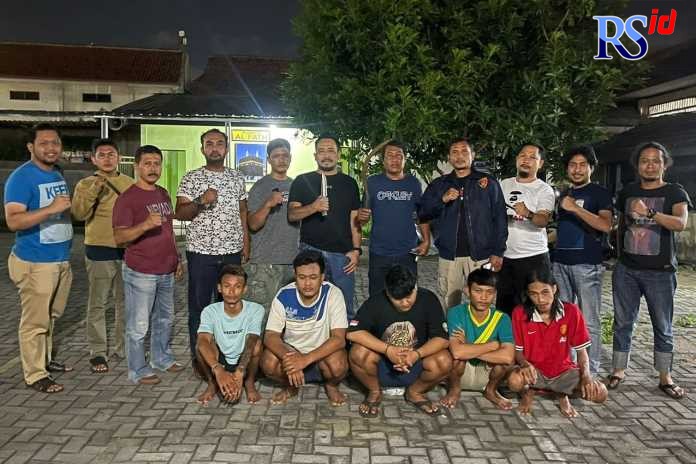 Lima pelaku pembacokan yang menewaskan korban dibekuk anggota Polsek Pedurungan dan Satreskrim Polrestabes Semarang. (M HARIYANTO/JAWA POS RADAR SEMARANG)