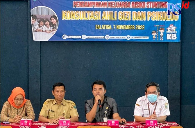 Kegiatan pendampingan keluarga risiko stunting menghadirkan dokter Puskesmas Sidorejo, Psikolog DP3APPKB dan sejumlah Bidan Fasilitas Kesehatan. Sedangkan peserta diikuti keluarga risiko stunting dan kader Kampung KB Teratai Kauman Kidul. Hadir pula dalam
