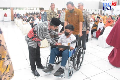 Bupati Wonosobo Afif Nurhidayat menyapa salah seorang siswa difabel. (Istimewa)