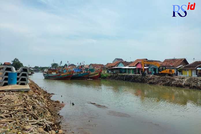 Alat berat sedang melakukan aktivitas pengerjaan di area lomba perahu naga Sungai Sambong. (RIYAN FADLI/JAWA POS RADAR SEMARANG)