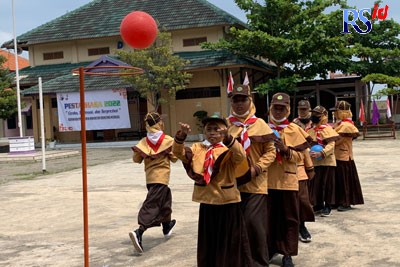 Para peserta serius mengikuti lomba Pesta Siaga di lingkungan SMP N 2 Kendal Kamis (24/11). (DEVI KHOFIFATUR RIZQI/ JAWA POS RADAR SEMARANG)
