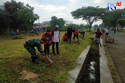 Warga RW 03 Kelurahan Randugarut, Kecamatan Tugu bersama jajaran kelurahan, TNI dan Polri saat kerja bakti dan menanam pohon di pinggir jalan. (Istimewa)