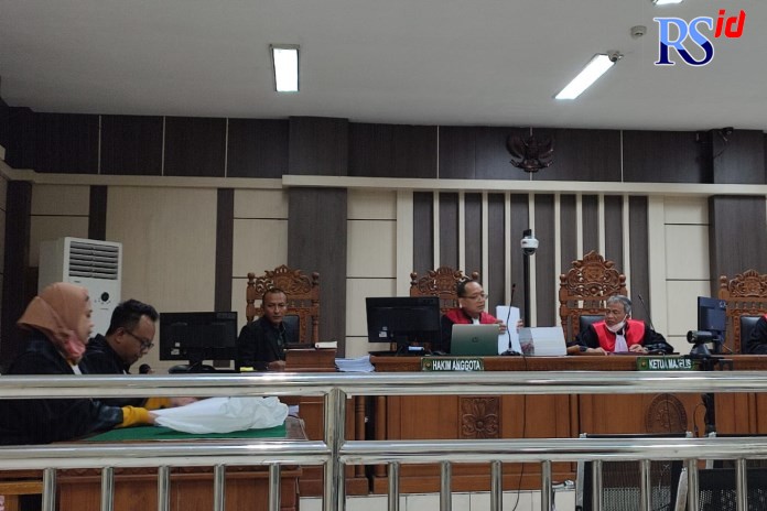 Terdakwa Diyah Ayu Kusumaningrum menjalani sidang tuntutan di Pengadilan Tindak Pidana Korupsi (Tipikor) Semarang Rabu (2/11). (IDA FADILAH/JAWA POS RADAR SEMARANG)