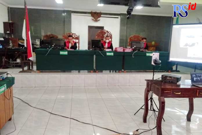 Terdakwa tagihan palsu atas nama Rosy Yunita (RY) saat dimintai keterangan pada Kamis siang hingga malam (3/11) di Pengadilan Negeri Pekalongan. (Istimewa)