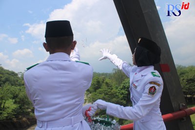 Para anggota paskibra saat menabur bunga di Jembatan Kali Progo, Kecamatan Kranggan, Kabupaten Temanggung Kamis (10/11) pagi. (ADDIN ALFATH/ JAWA POS RADAR SEMARANG)