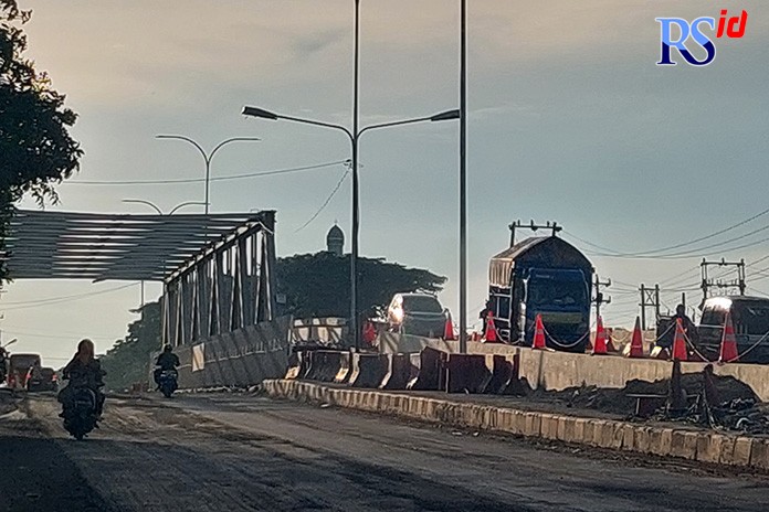 LANCAR: Kendaraan truk maupun mobil pribadi dan sepeda motor sudah bisa lewat jembatan Wonokerto, Karangtengah, Demak. (Wahib Pribadi/Jawa Pos Radar Semarang)
