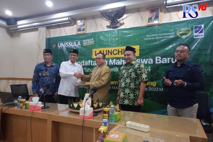 Suasana pemotongan tumpeng oleh jajaran Rektorat Unissula sebagai simbolis Launching Pendaftaran Mahasiswa Baru, Rabu (16/11).(FIGUR RONGGO WASSALIM/ JAWA POS RADAR SEMARANG)