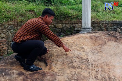 Sebuah batu dengan pahatan lukisan wayang di Desa Gondosuli, Kecamatan Bulu, Kabupaten Temanggung. (ADDIN ALFATH/ JAWA POS RADAR SEMARANG)