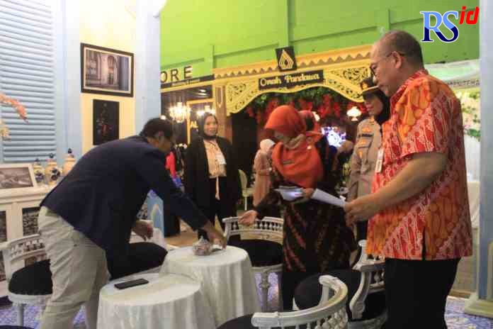 PAMERAN : Kepala Dinkopdag Kabupaten  Temanggung Entargo Yutri Wardono mengunjungi stan peserta Wedding Expo 2022, kemarin (24/22). (ADDIN ALFATH/ JAWA POS RADAR MAGELANG)