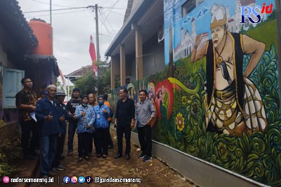 Salah satu jalan karakter di Kampung Edukasi Omah Ampiran, RW 10 Kelurahan Wonolopo, Kecamatan Mijen. (PRATONO/JAWA POS RADAR SEMARANG)