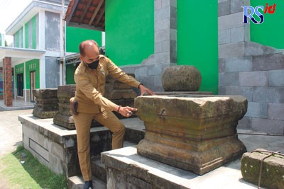 Petugas desa menunjukkan yoni yang berada di depan Balai Desa Banyuwangi, Kecamatan Bandongan, Kabupaten Magelang. (ROFIK SYARIF G P/JAWA POS RADAR SEMARANG)