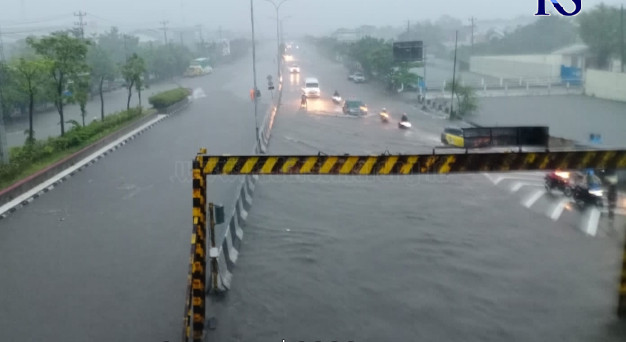 Banjir di bawah Tol Kaligawe, Sabtu pagi (31/12). (Istimewa)