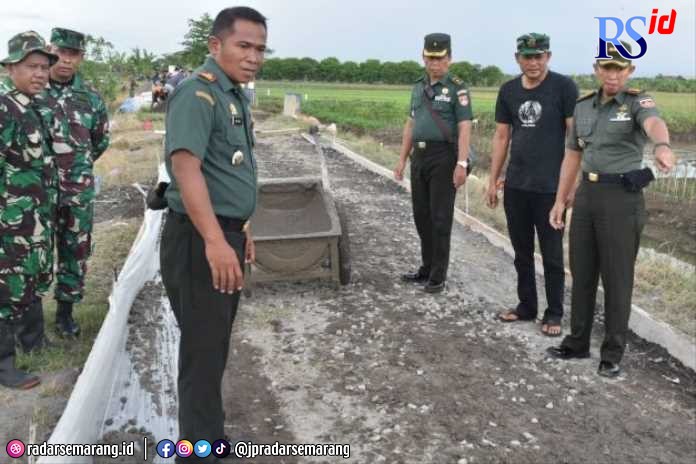 Program TMMD Kodim 0716 Demak membangun jalan pertanian di Kebonagung. (Wahib Pribadi/Jawa Pos Radar Semarang)
