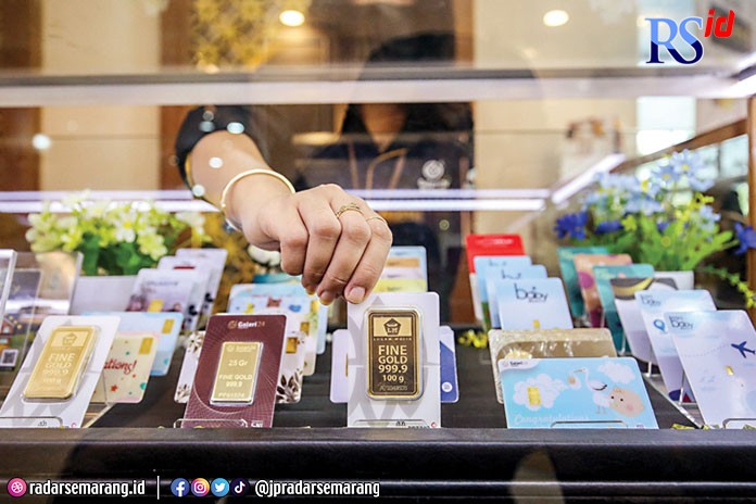 KARYAWAN menunjukkan logam mulia (LM) yang dijual di Galeri 24 Pegadaian, Jakarta. (Jawa Pos)