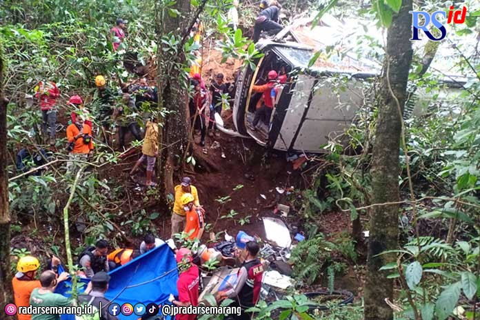 Petugas gabungan kesulitan mengevakuasi korban kecelakaan bus Semeru Putra Transindo. (Radar Magetan)