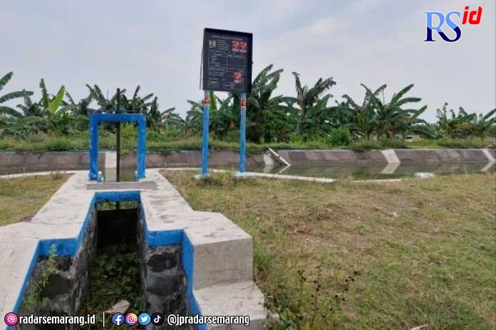 Pintu air saluran irigasi berfungsi untuk mengatur dan membagi aliran air irigasi ke lahan pertanian. (Wahib Pribadi/Jawa Pos Radar Semarang)