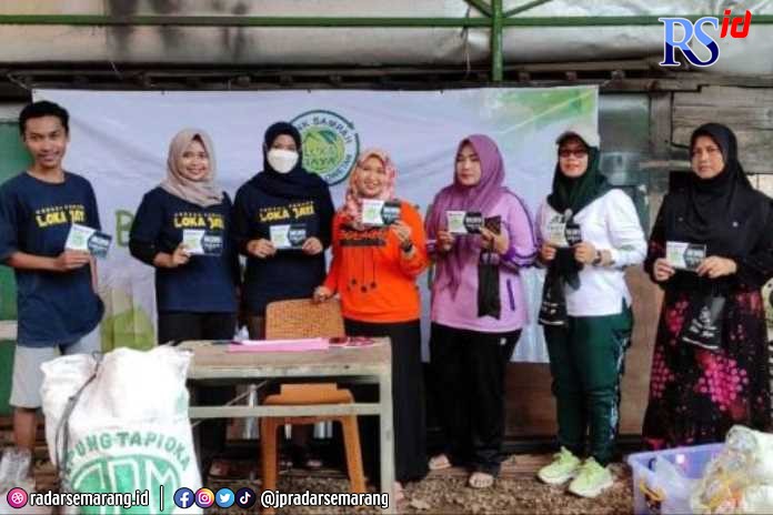 Anggota Karangtaruna Loka Jaya aktif dalam mengelola bank sampah di desanya, utamanya sebagai bahan pembuatan pupuk kompos. (Wahib Pribadi/Jawa Pos Radar Semarang)