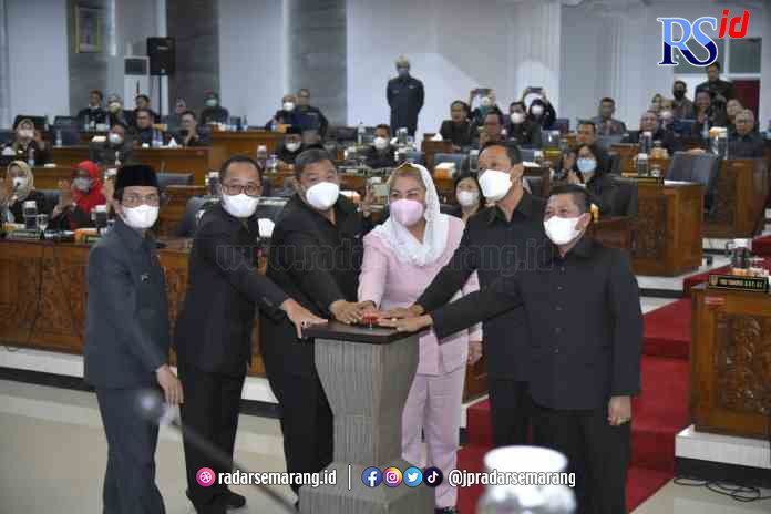SAH : Plt Wali Kota Semarang Hevearita Gunaryanti Rahayu bersama Pimpinan DPRD Kota Semarang ketika mengesahkan Perda Kota Layak Anak (HUMAS PEMKOT)