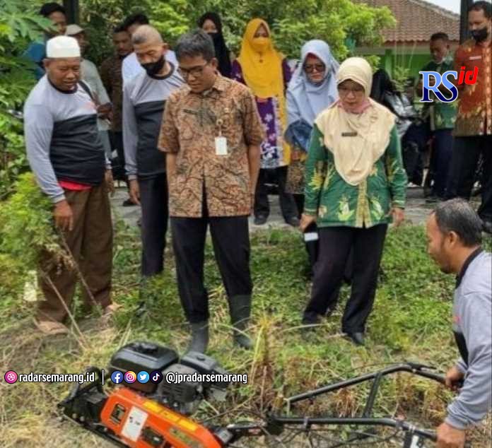 Mesin traktor sudah lazim digunakan untuk mengolah lahan pertanian. (Wahib Pribadi/Jawa Pos Radar Semarang)