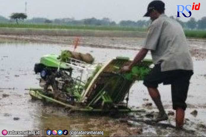 Beragam alat pertanian diperbantukan untuk petani di Kabupaten Demak. (Wahib Pribadi/Jawa Pos Radar Semarang)
