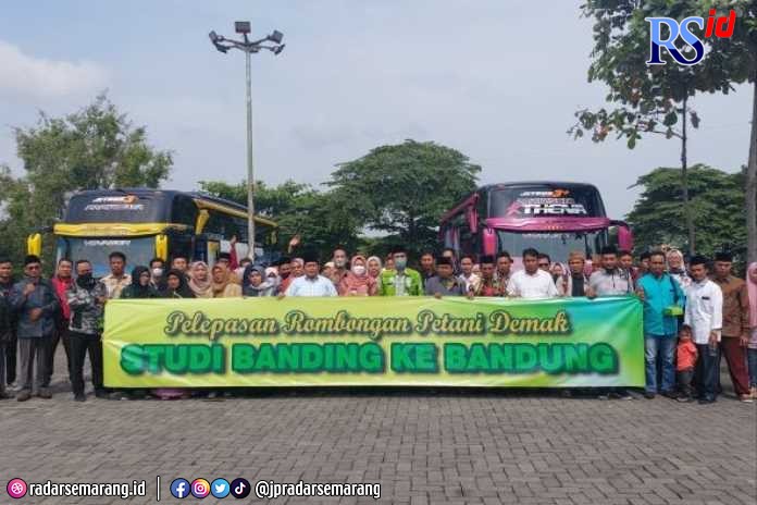 Kelompok tani wanita saat mengikuti studi banding. (Wahib Pribadi/Jawa Pos Radar Semarang)