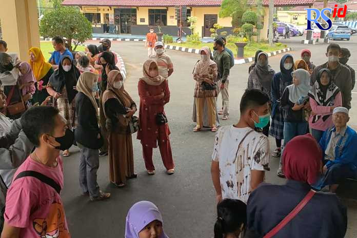 Para peserta arisan sepeda motor PCX saat membuat pengaduan di Polres Pekalongan, Senin (26/12).(NANANG RENDI AHMAD/JAWA POS RADAR SEMARANG)
