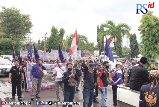 DEMONSTRASI : Ratusan massa menggelar aksi di depan Kantor Bupati Kendal. (BUDI SETYAWAN/JAWAPOS RADAR SEMARANG)