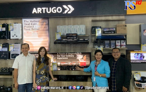 PRODUK TERBARU : (kiri - kanan) Direktur UFO Elektronika Semarang Proko Sutomo, Wakil Direktur UFO Elektronika Cindy Harianto Poedji, Branch Manager ARTUGO Cabang Yogyakarta Ainur Yanni, dan Branch Manager ARTUGO Semarang Alwi saat memperkenalkan produk A
