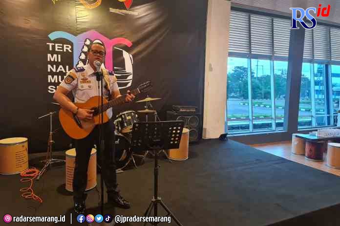 MUSISI: Reno Adi Pribadi menunjukkan kemampuannya menyanyi dan bermain gitar di Terminal Musik kompleks Terminal Mangkang Kota Semarang.(NURCHAMIM/JAWA POS RADAR SEMARANG)