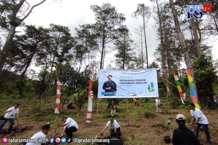 Penanaman pohon serentak yang dilakukan oleh BUMN di Lereng Gunung Ungaran, Desa Sidomukti, Kecamatan Bandungan Kamis (1/12/2022). (NURFAIK NABHAN/Jawa Pos Radar Semarang)