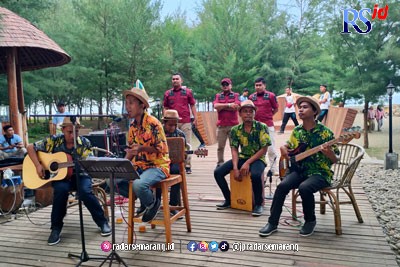 Para Napi Lapas Kelas IIB Batang yang tergabung dalam Lapangkustik saat tampil di Safari Beach Jateng. (RIYAN FADLI/JAWA POS RADAR SEMARANG)