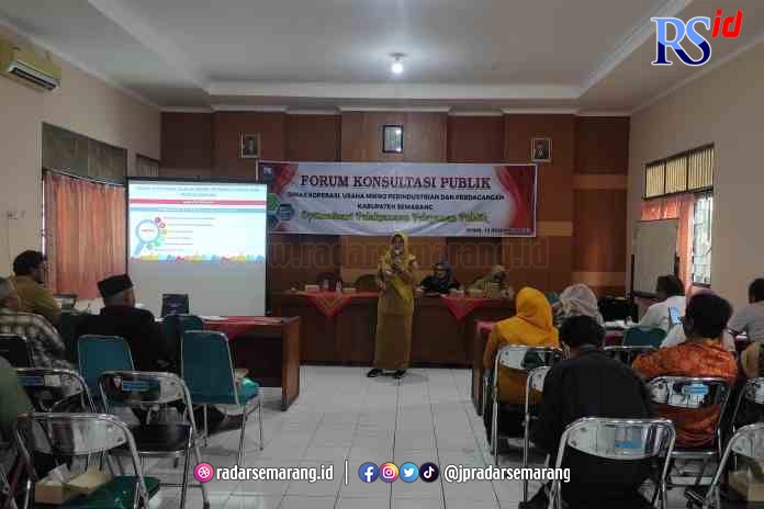 KONSULTASI PUBLIK: Sejumlah pelaku usaha mengikuti forum konsultasi publik di aula Diskumperindag Kabupaten Semarang. (NURFAIK NABHAN/Jawa Pos Radar Semarang)