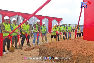 Bupati Pekalongan Fadia Arafiq bersama petinggi PT HAI secara simbolis memulai pembangunan pabrik sepatu Nike, di Desa Sampih, Kecamatan Wonopringgo, Rabu (14/12). (NANANG RENDI AHMAD/JAWA POS RADAR SEMARANG)