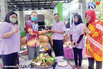 Lurah Jatirejo Musfiyati dan Wakil meresmikan destinasi wisata anyar. (KHAFIFAH ARINI PUTRI/JAWA POS RADAR SEMARANG)